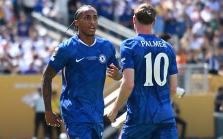 Cole Palmer e João Pedro comemoram gol na final do Mundial de Clubes entre Chelsea e PSG