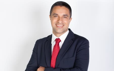 Fernando Nardini posando sorrindo para foto profissional