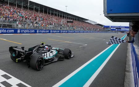 Kimi Antonelli recebe bandeirada no GP de Miami pela F1 2026 (Foto: Rebecca Blackwell / POOL / AFP)