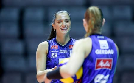 Julia Kudiess durante treinamento para a final da Superliga