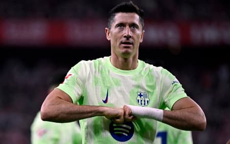 Robert Lewandowski comemora gol pelo Barcelona em La Liga (Foto: Ander Gillenea/AFP)