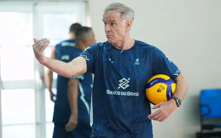 Bernardinho em treino da Seleção Brasileira Masculina de Vôlei (Foto: Maurício Val/FV Imagem/CBV)