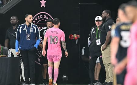 Messi de costas indo em direção ao vestiário do Inter Miami