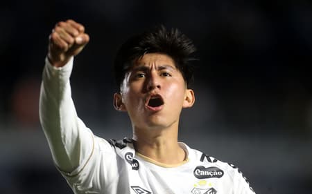 Miguelito comemora o seu gol na partida entre Santos e Vitória
