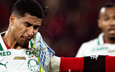 Murilo, do Palmeiras, é atingido no rosto pela sola de Carrascal, do Flamengo