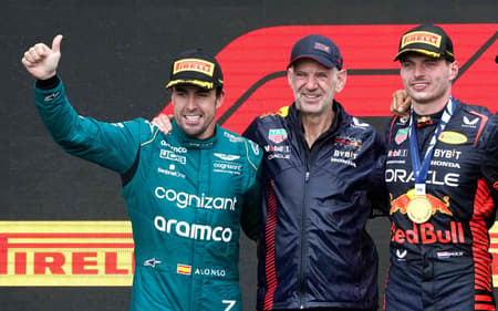 Fernando Alonso, Adrian Newey e Max Verstappen em pódio da F1 (Foto: TIMOTHY A. CLARY / AFP)