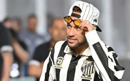 Neymar de óculos e boné para trás com a camisa de manga longa alvinegra do Santos na Vila Belmiro