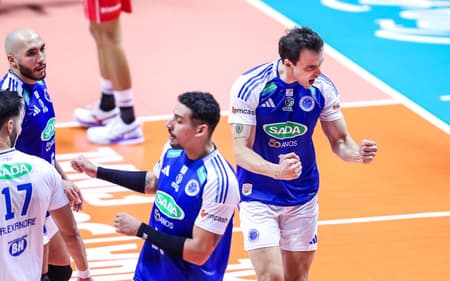 Oppenkoski, do Cruzeiro, comemora ponto na final da Superliga contra o Campinas (Foto: Divulgação/ CBV)