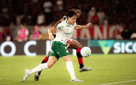 Flamengo x Palmeiras: Agustín Giay disputa bola com Alex Sandro durante a partida no Maracanã (Foto: Isabela Azine/Folhapress)