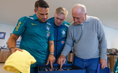 Rodrigo Caetano, Carlo Ancelotti e Felipão na Granja Comary, em Teresópolis, onde o Brasil começa a preparação para a Copa