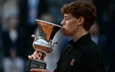 Jannik Sinner beija o troféu do Masters 1000 de Roma