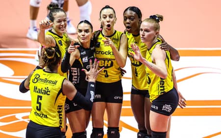 Elenco do Praia Clube comemora ponto na final da Superliga (Foto: Wander Roberto/Inovafoto/CBV)