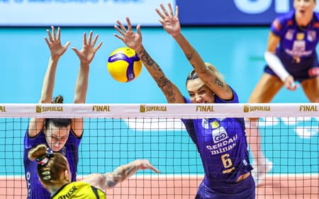 A central Thaisa, do Minas, no bloqueio durante a final da Superliga Feminina de Vôlei