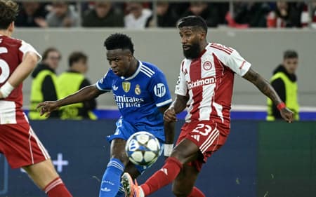 Vinicius Jr marcado por Rodinei em Olympiacos x Real Madrid (Foto: Angelos Tzortzinis / AFP)