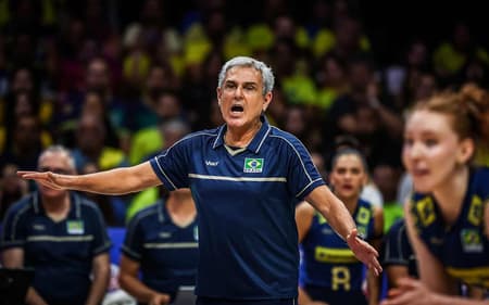 Técnico Zé Roberto Guimarães esbravejando durante jogo da Seleção Brasileira de Vôlei Feminino