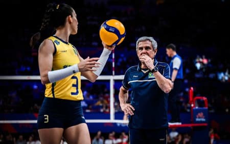 Zé Roberto orienta Macris em Brasil x Turquia pela VNL 2025 (Foto: Volleyball World)
