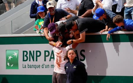 A emoção de Guto Miguel com seu staff em Roland Garros (Foto Julien Crosnier/FFT)