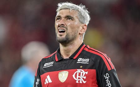 Arrascaeta se lamenta em jogo do Flamengo (Foto: Thiago Ribeiro/AGIF/Folhapress)