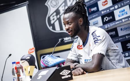 Yusupha Njie, da Gâmbia, não entrou em campo pelo Santos. (Foto: Raul Baretta/ Santos FC)