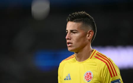 James Rodríguez em ação contra a Argentina pelas Eliminatórias (Foto: Luis Robayo/AFP)