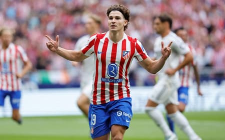 Julián Alvarez comemora gol na goleada do Atletico de Madrid sobre o Real Madrid pelo Campeonato Espanhol (foto: Oscar Del Pozo / AFP)
