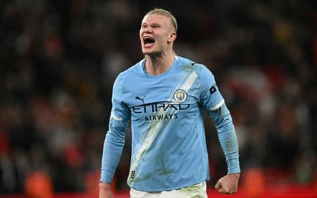 Haaland comemora gol da virada do City sobe o Liverpool (Foto: Paul ELLIS / AFP)