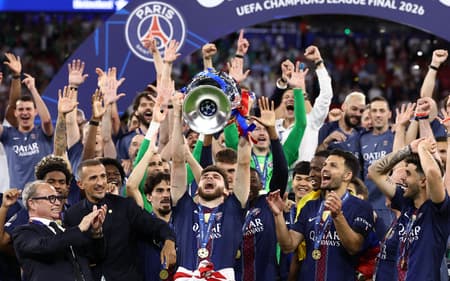 Jogadores do PSG celebram conquista da Champions League sobre o Arsenal. (Crédito: FRANCK FIFE / AFP)