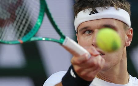O tcheco Jakub Mensik na vitória sobre o russo Andrey Rublev em Roland Garros (Foto: Thomas SAMSON / AFP)