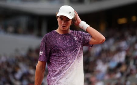 João Fonseca em ação contra Casper Ruud nas quartas de final de Roland Garros (Foto: DIMITAR DILKOFF / AFP)