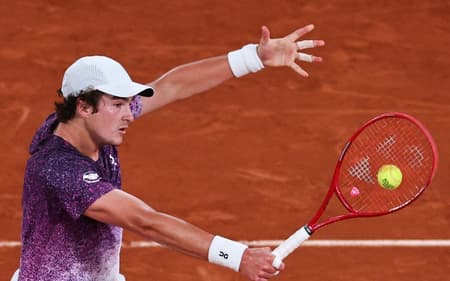 João Fonseca na partida contra o tcheco Jakub Mensik (Photo by Anne-Christine POUJOULAT / AFP)