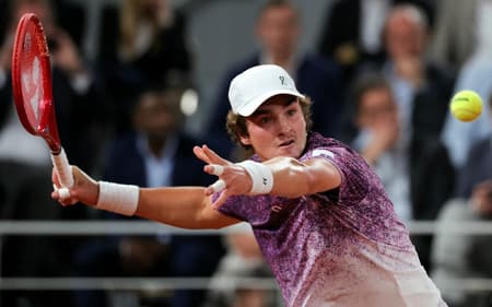 João Fonseca na derrota para o tcheco Jakub Mensik em Roland Garros (Foto: Thomas SAMSON / AFP)
