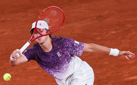 João Fonseca na derrota para o tcheco Jakub Mensik em Roland Garros