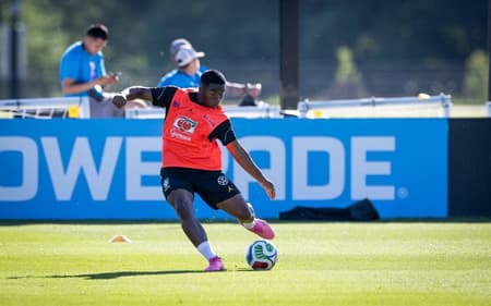 Endrick durante treino para amistoso da Seleção Brasileira contra o Egito, no próximo sábado (6) (Foto: ra L. Black/Getty Images/AFP (Photo by Ira L. Black / GETTY IMAGES NORTH AMERICA / Getty Images via AFP)