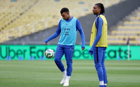 Mbappé e Olise no treino da França (Foto: FRANCK FIFE / AFP)