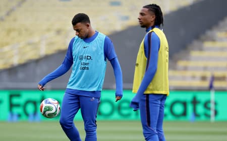 Mbappé e Olise no treino da França (Foto: FRANCK FIFE / AFP)