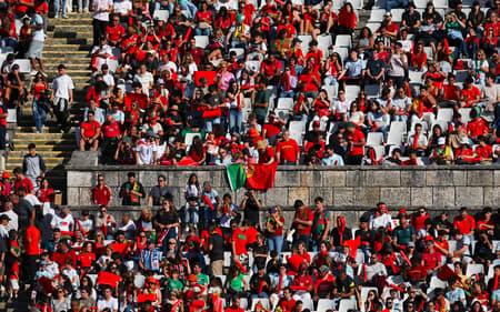 Torcida de Portugal durante amistoso diante do Chile, no Estádio Nacional do Jamor, em Oeiras. (Foto: Foto por PATRICIA DE MELO MOREIRA / AFP)