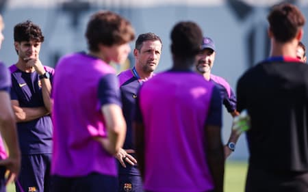 Belletti conversa com jogadores do Barcelona Sub-20