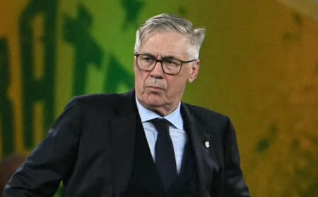 Carlo Ancelotti com as mãos na cintura durante o amistoso entre Brasil e Panamá, no Maracanã