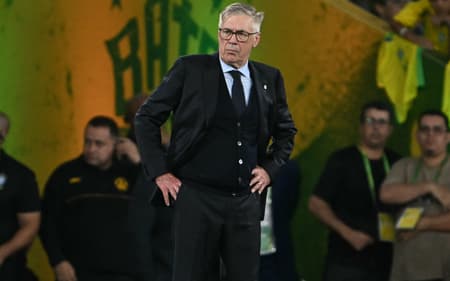Carlo Ancelotti com as mãos na cintura durante o amistoso entre Brasil e Panamá, no Maracanã