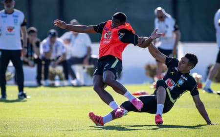 Casemiro dá forte entrada em Endrick durante treino da Seleção Brasileira nos Estados Unidos.
