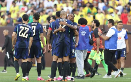 Fabinho e Danilo comemorando a vitória da Seleção Brasileira (Foto: Kirk Irwin/AFP)