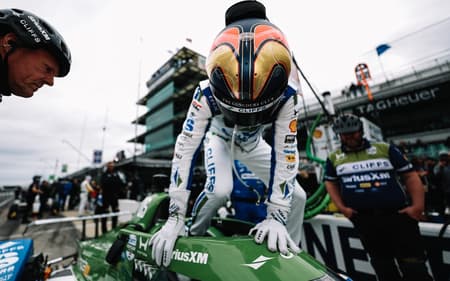 Helio Castroneves deixando o cockpit de seu Dallara Honda na Indy 500