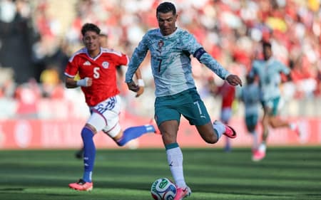 Iván Román marca Cristiano Ronaldo (Photo by PATRICIA DE MELO MOREIRA / AFP)