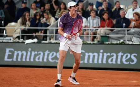 João Fonseca em partida contra Casper Ruud, em Roland Garros (Foto: Dimitar DILKOFF / AFP)