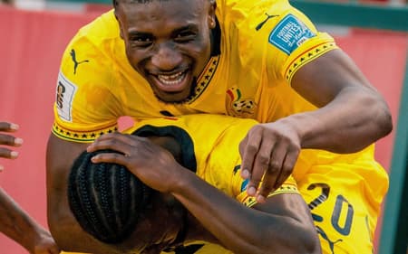 Jogadores da Gana comemorando gol da classificação para a Copa do Mundo (Foto: Reprodução/X)