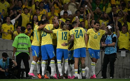 Jogadores do Brasil se arbaçam e comemoram gol de Igor Thiago sobre o Panamá.