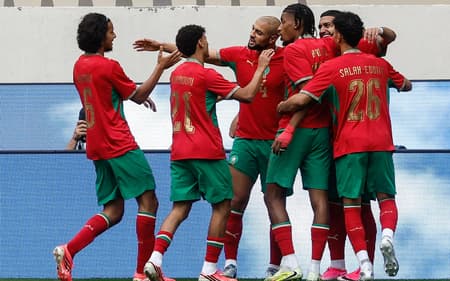 Jogadores do Marrocos comemoram gol em amistoso sobre Madagascar