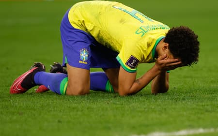Marquinhos, do PSG, chorando no campo após perder o pênalti contra a Croácia em 2022