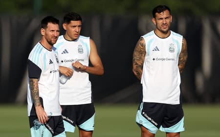 Messi (esquerda), Molina (centro) e Paredes (direita) em treino da Argentina