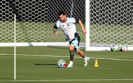 Messi faz primeiros treinos com a Argentina antes da Copa do Mundo
